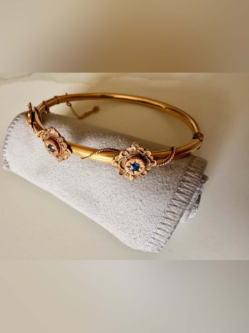 ANTIQUE SAPPHIRE HINGED BANGLE BRACELET 14K YELLOW GOLD